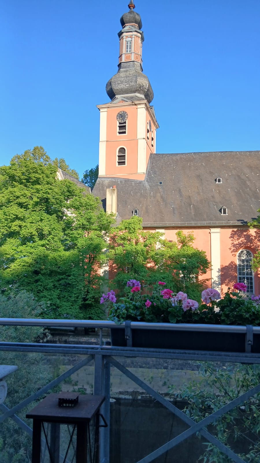 Blick von der Wohnlage auf das historische Umfeld am Wasser in der Neustadt