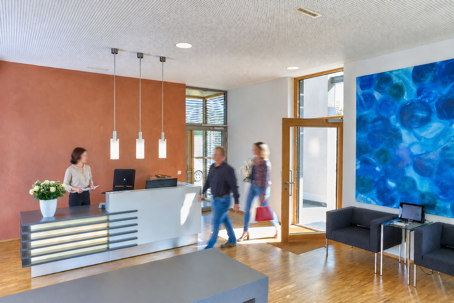 Empfangsbereich des Bürogebäudes in Weinsheim mit Tresen, Wartezone und offenem Eingangsbereich
