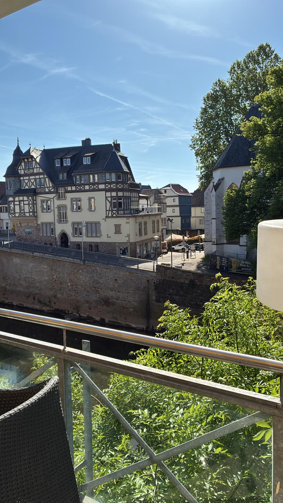 Blick von Balkon und Wohnlage über die Nahe auf die gegenüberliegende Bebauung