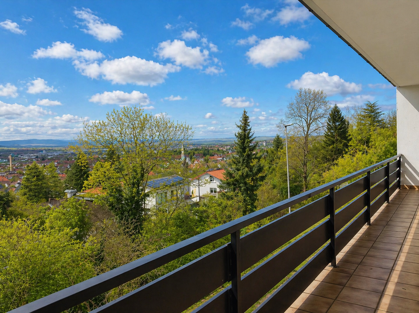 Langer Balkon mit Aussicht über Bad Kreuznach und das grüne Umfeld des Kuhbergs