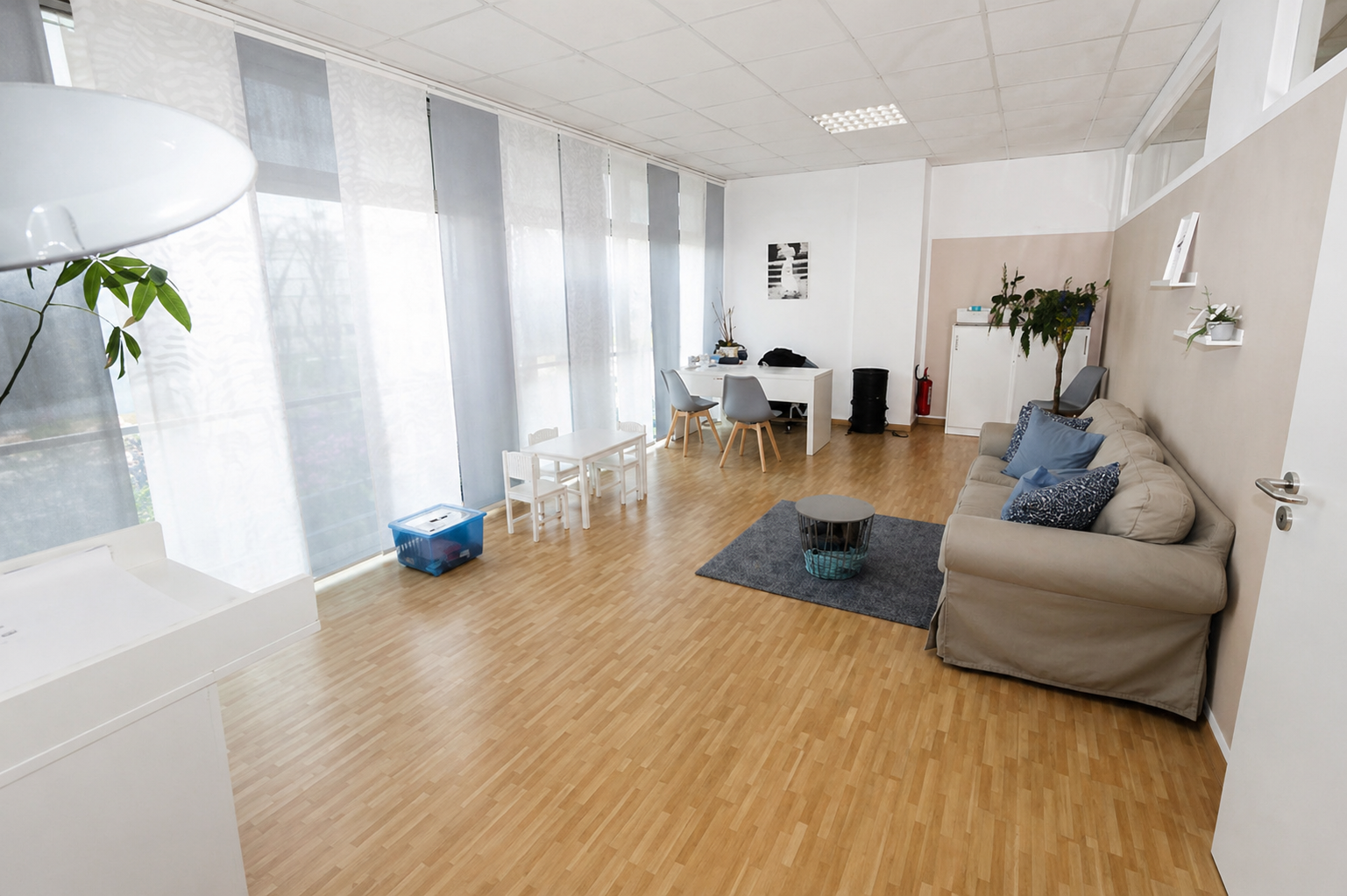Weitere Innenansicht der Mietfläche am Bourger Platz 8 mit Sitzbereich und Arbeitszone
