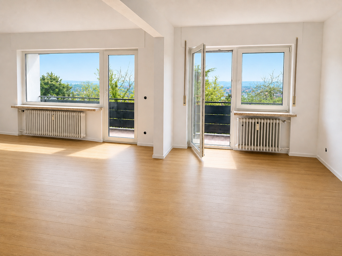 Großzügiger Wohnbereich mit zwei Fensterachsen, offenstehender Balkontür und Stadtblick