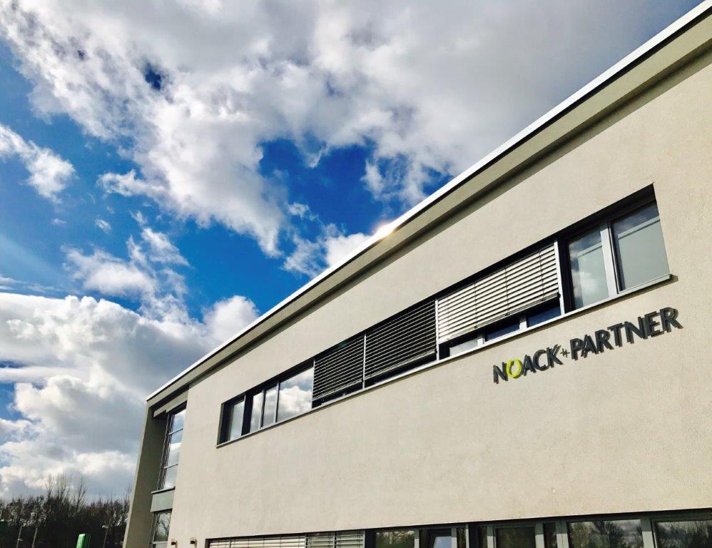Schrägansicht der Fassade mit Noack-Partner-Schriftzug am Büro- und Kanzleigebäude in Weinsheim