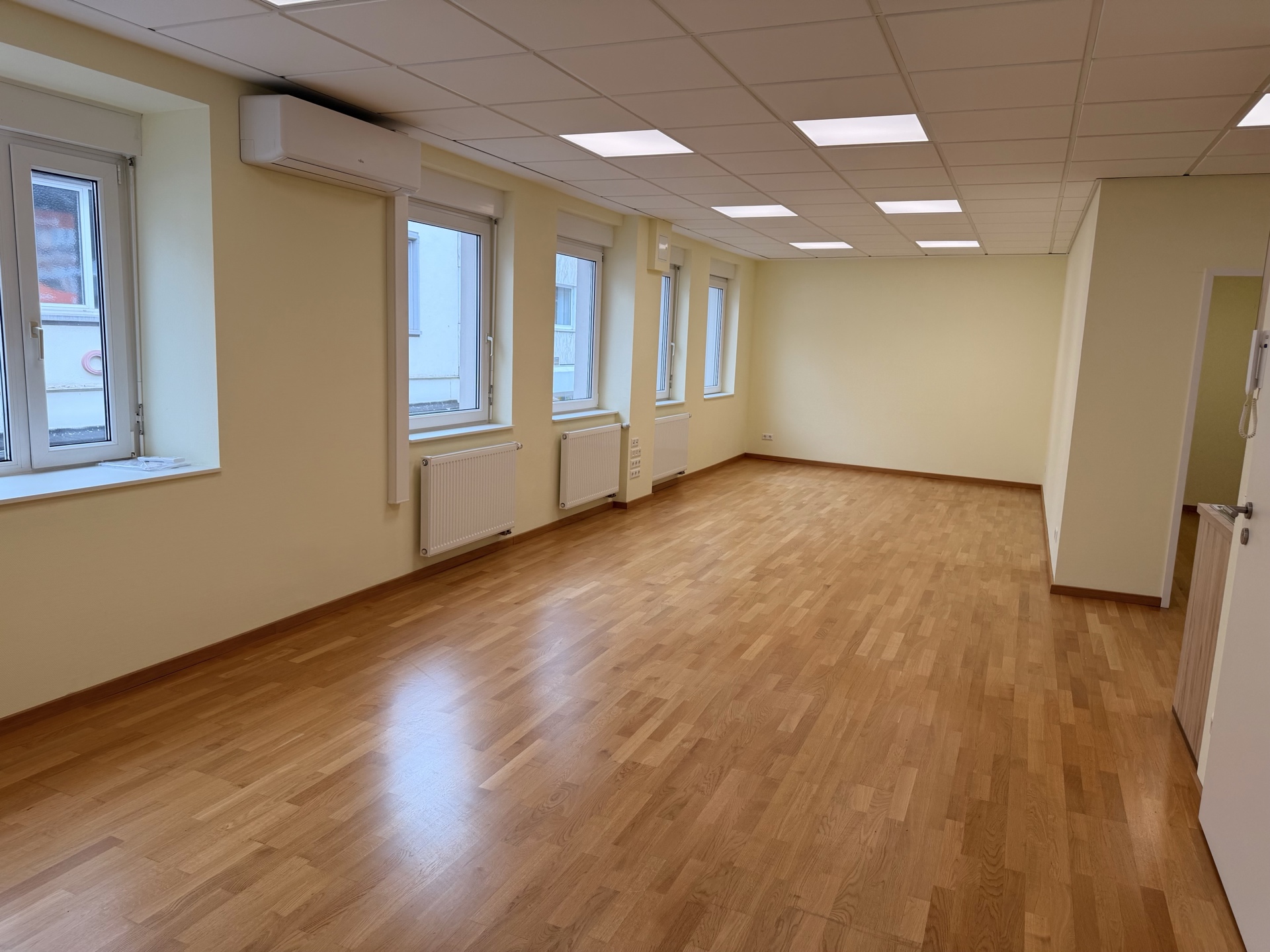 Weitwinkelansicht der hellen Büro- und Praxisfläche im 1. Obergeschoss am Bourger Platz 8 in Bad Kreuznach