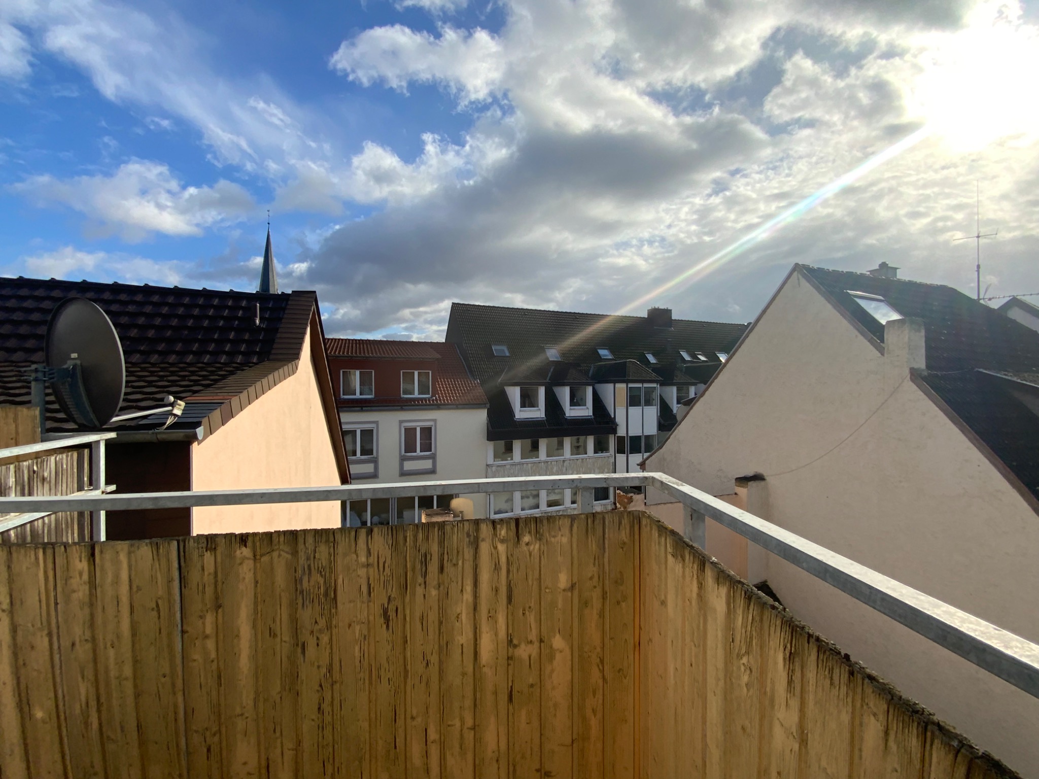 Blick aus dem Gebäudeumfeld über die angrenzende innerstädtische Bebauung