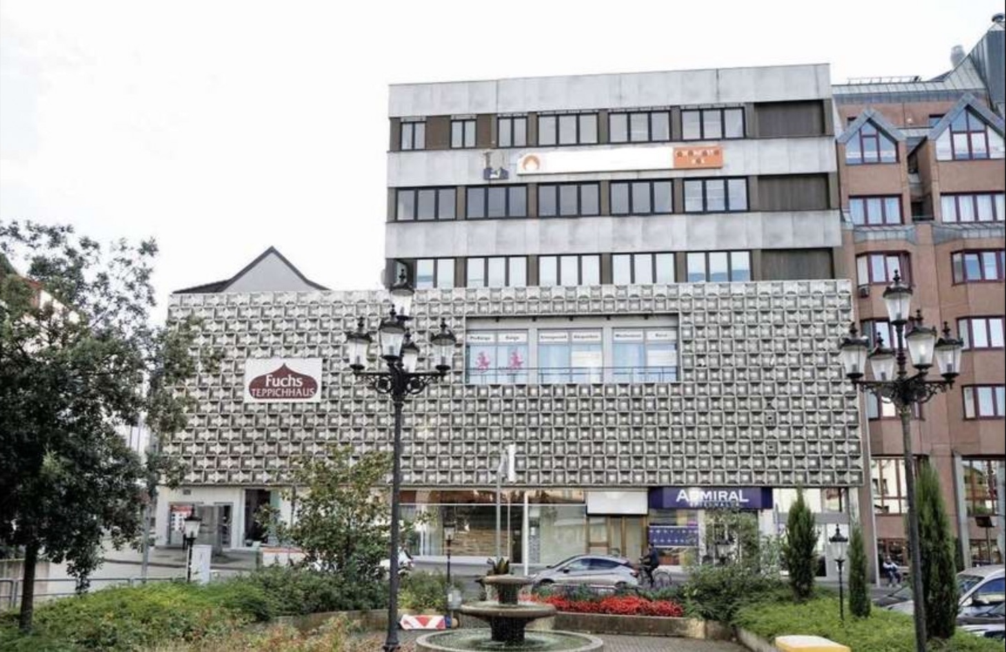 Gebäude- und Umfeldansicht des Bourger Platz in zentraler Lage