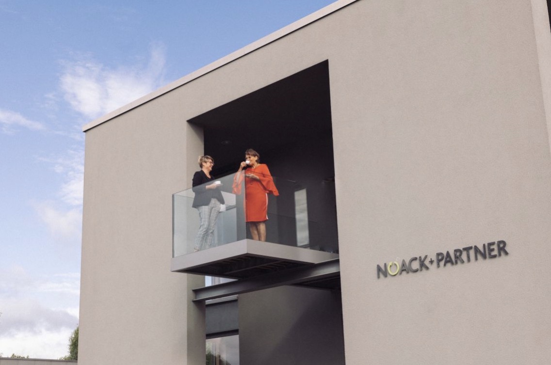 Balkonszene am Büro- und Kanzleigebäude in Weinsheim