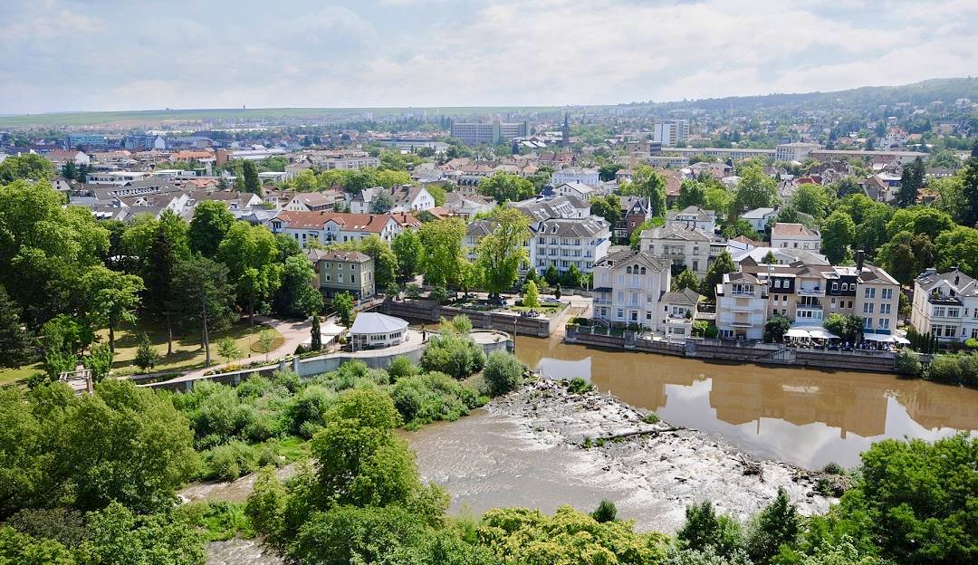 Stadtansicht von Bad Kreuznach an der Nahe mit Flusslauf und grünen Uferzonen