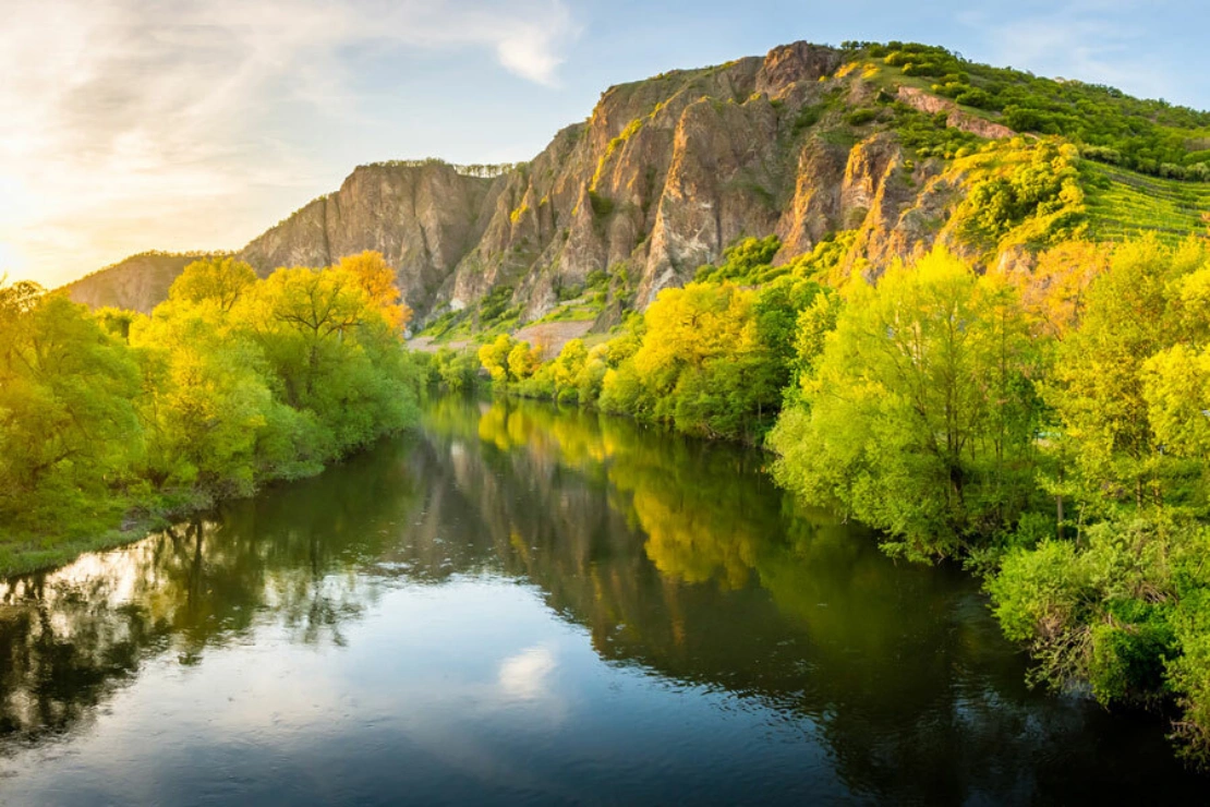 Nahelandschaft bei Bad Kreuznach mit steilen Felswänden und Spiegelung im Wasser