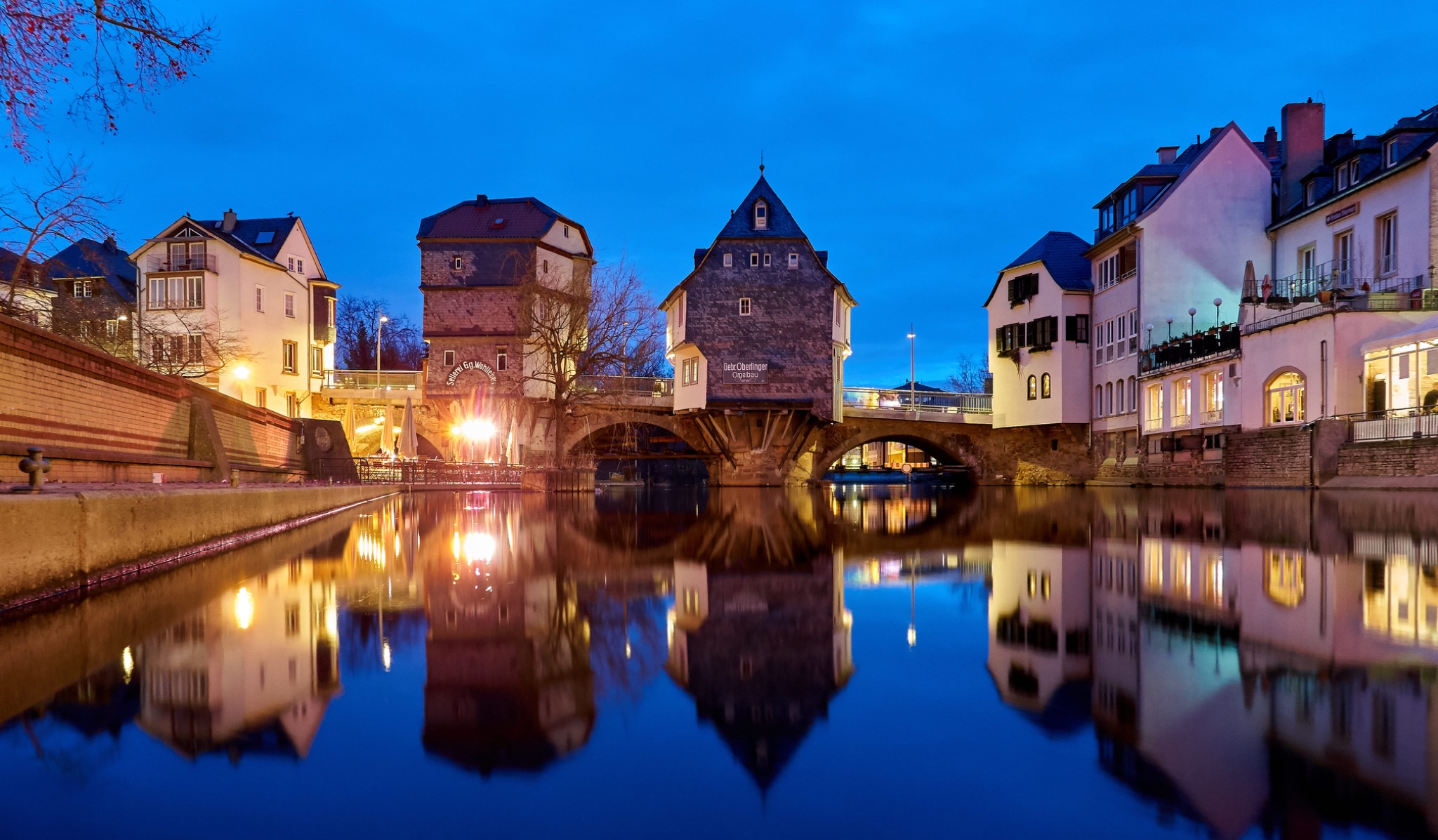 Alte Nahebrücke in Bad Kreuznach zur blauen Stunde mit Spiegelung im Wasser