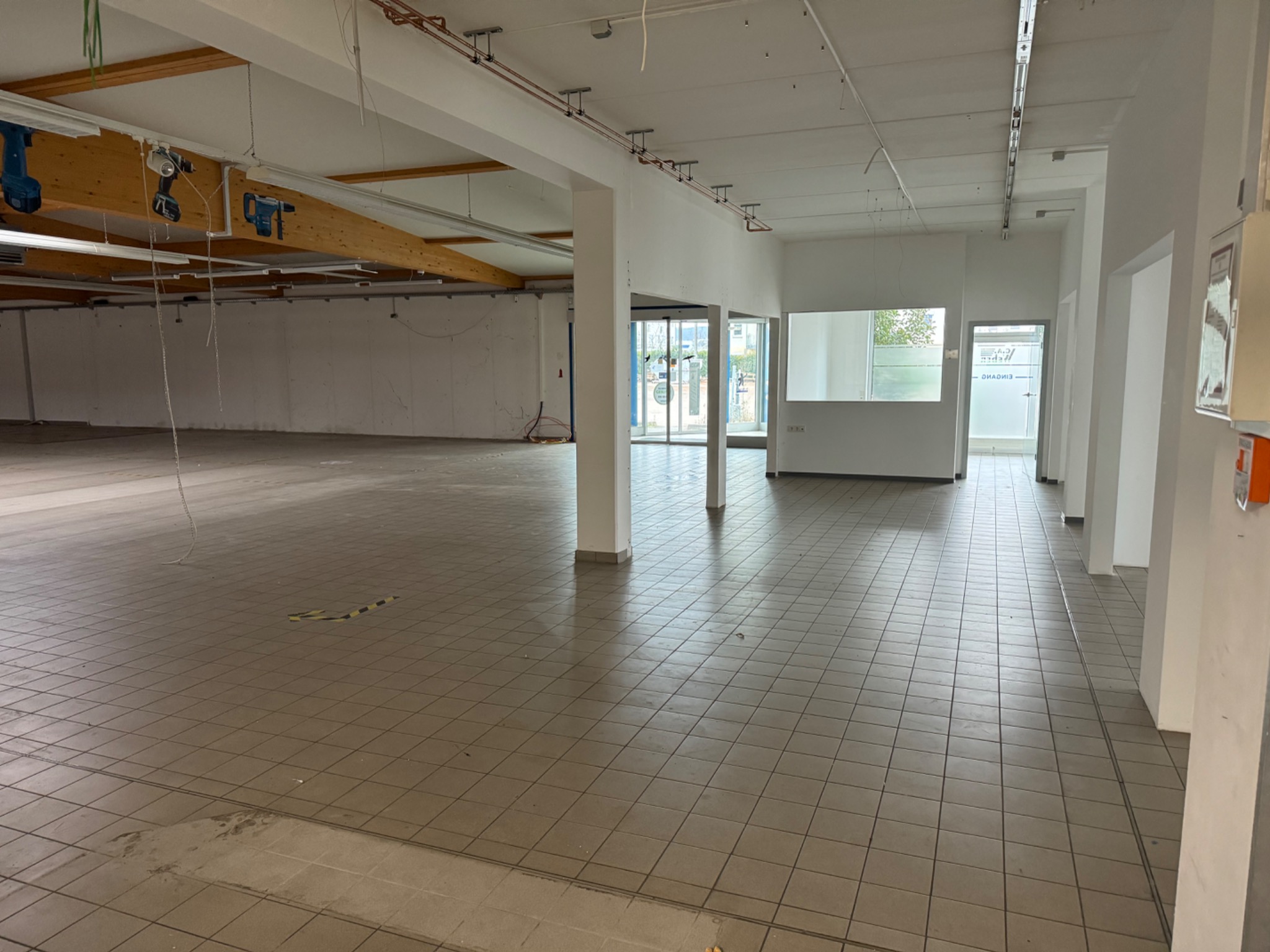 Verkaufsfläche wird Showroom Vorher-nachher-Vergleich Vorher