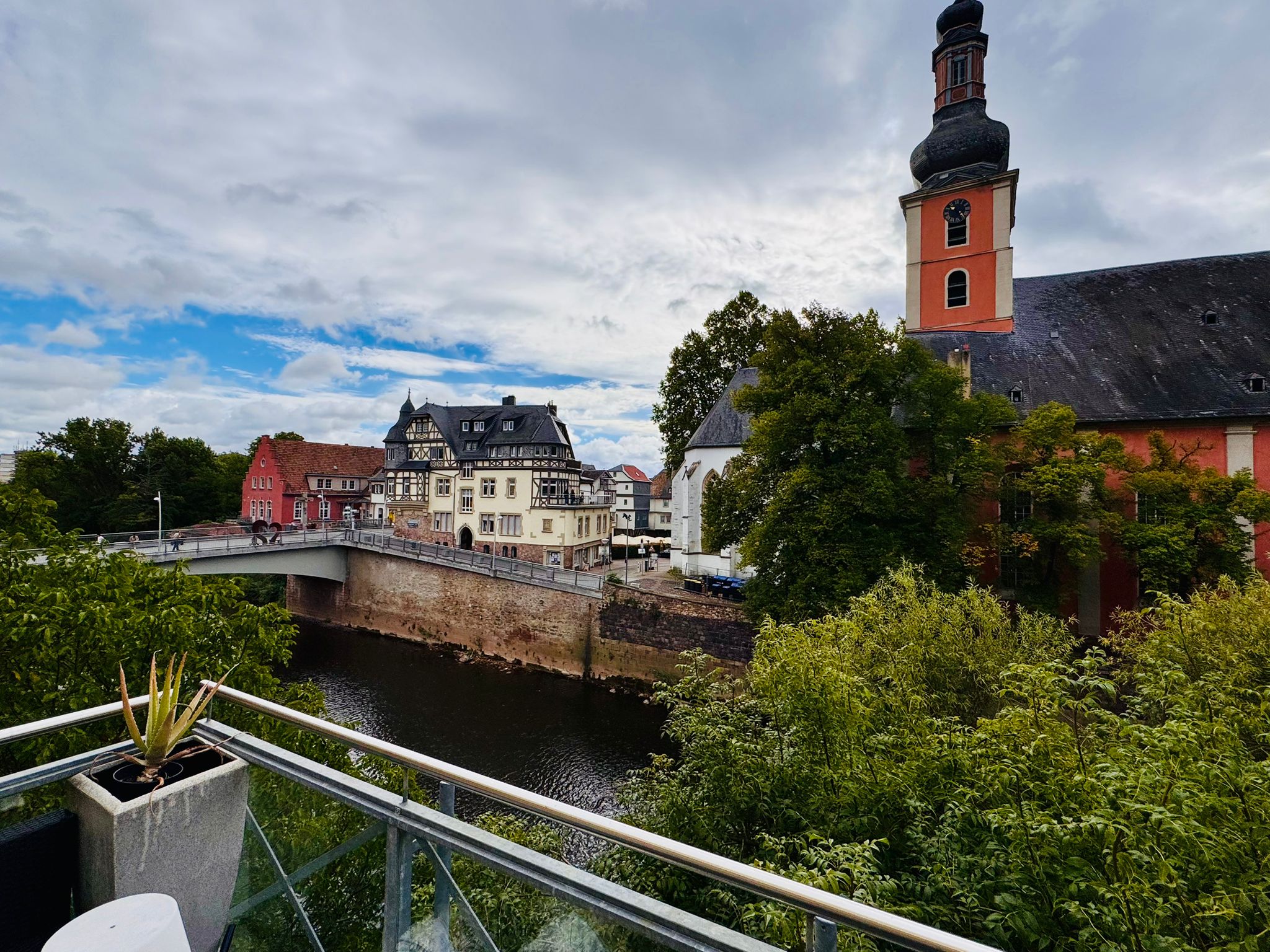 Panoramablick über die Nahe mit Brücke, Kirche und Innenstadtbezug in Bad Kreuznach