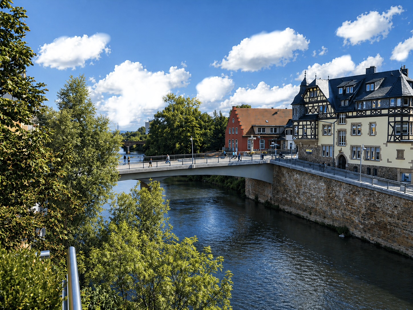 Aussicht über die Nahe mit Brücke, Uferpromenade und historischem Stadtraum in Bad Kreuznach