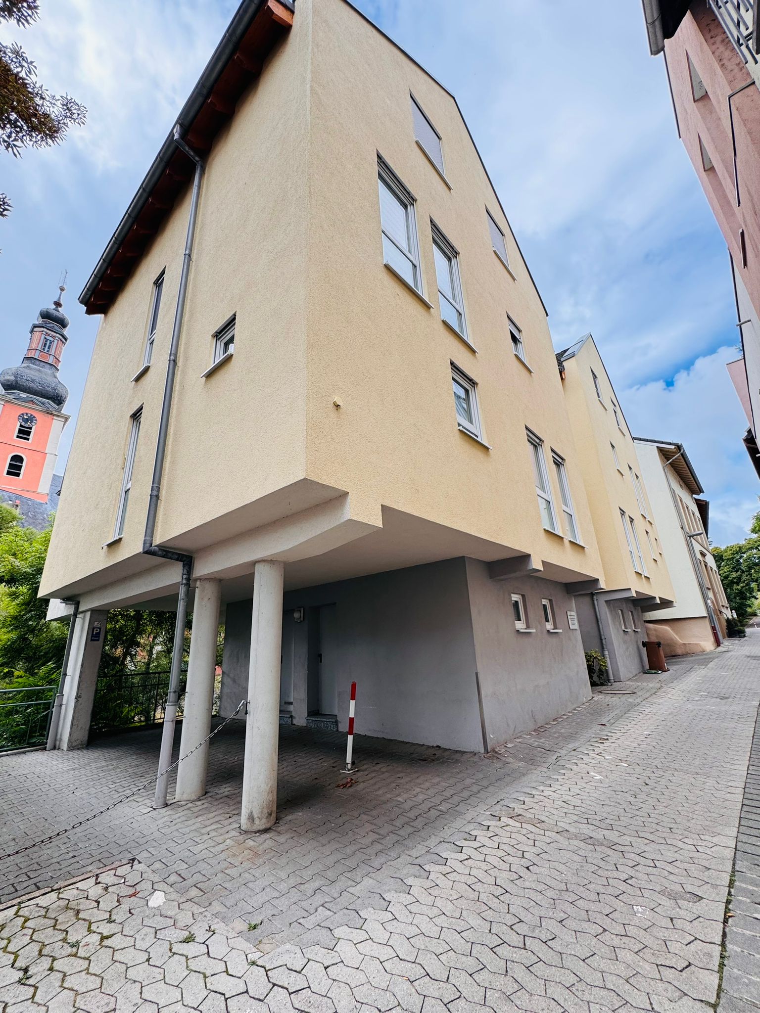 Hausansicht der Wohnimmobilie mit aufgeständertem Eingangsbereich in der Neustadtlage